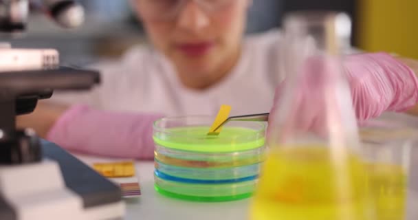 毒性の毒性液体と実験室でのPhテスト 溶媒概念の科学的研究 — ストック動画