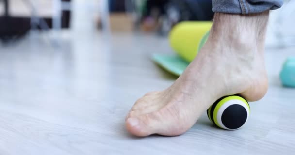 Massage Mit Fußbällen Ball Setzt Schmerzhaftes Platzkonzept Unter Druck — Stockvideo