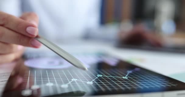 Analista Estuda Gráficos Negócios Financeiros Tablet Aplicações Marketing Para Conceito — Vídeo de Stock