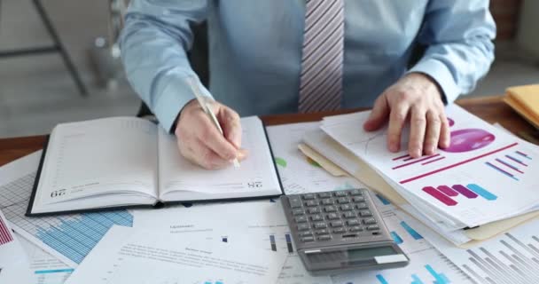 Pengusaha Menghitung Pendapatan Keuangan Pada Kalkulator Dan Membuka Surat Konsep — Stok Video