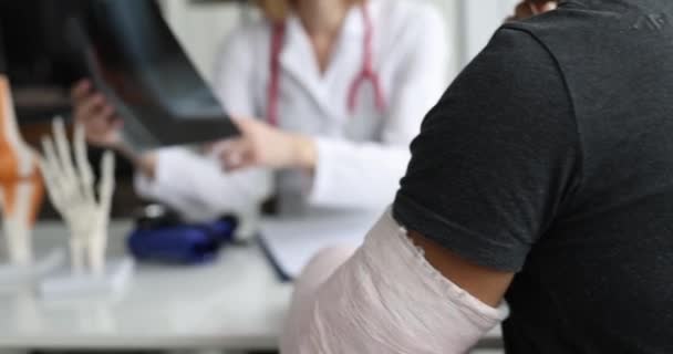 Orvos Traumatológus Megvizsgálja Beteg Kézröntgenjét Töréssel Kéztörés Orvosi Kezelés Koncepciója — Stock videók