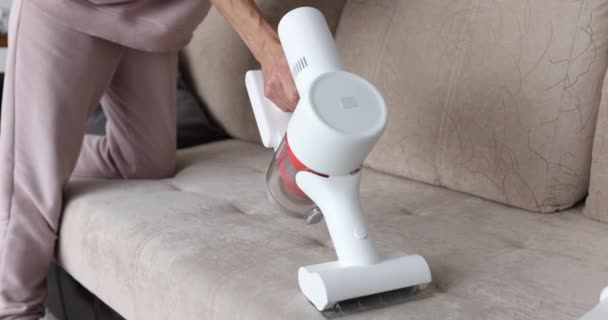 用于室内家务活的清洗设备 化学洗涤剂概念的沙发除尘消毒剂 — 图库视频影像