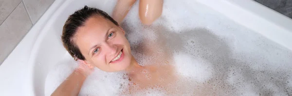 Beautiful Young Smiling Woman Lies Bath Relaxing Bathroom Wellness Centre — стоковое фото