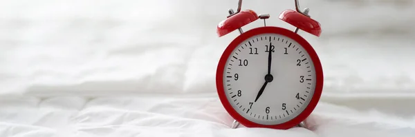 Close Red Alarm Clock Oclock Bed Early Morning Daily Regime — Stock Photo, Image