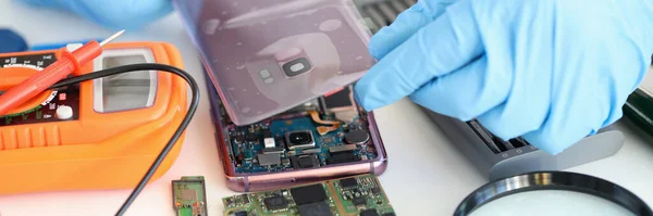 Close Technician Repairing Mobile Phone Electronic Smartphone Technology Cellphone Assembly — Foto de Stock