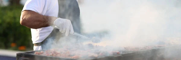 요리사가 바베큐 고기를 요리하는 마무리하는 라이프 스타일 요리를 Bbq — 스톡 사진