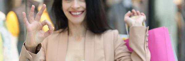Πορτρέτο Της Χαρούμενης Χαμογελαστή Γυναίκα Τσάντες Ψώνια Δείχνει Χειρονομία Επιτυχία — Φωτογραφία Αρχείου