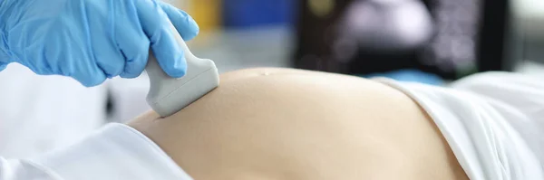 Detailní Záběr Gynekologa Provádějícího Ultrazvuk Břiše Těhotenské Vyšetření Pacientka Vyšetřující — Stock fotografie