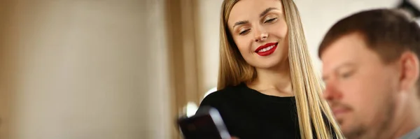 Potret Pirang Cantik Tersenyum Menampilkan Foto Smartphone Kepada Manusia Wanita — Stok Foto