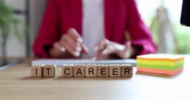 Ahşap küplere yazılı bilişim kariyeri bir kadın masasında, yakın plan, sığ odak. Veri Analistleri ve Bilim Adamları