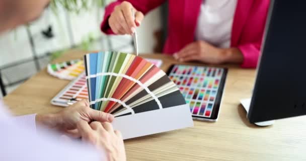 Hombre Elige Con Diseñador Color Una Paleta Primer Plano Concepto — Vídeo de stock
