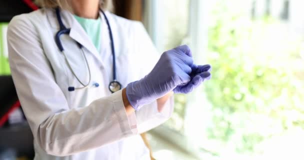 女人是医生摘下橡胶蓝色手套的特写镜头无菌医疗程序 医院工作人员 — 图库视频影像