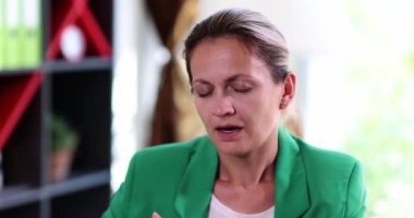 Yorgun bir kadın ofiste esniyor, yakın plan. İş yerindeki uyuşukluğu ve sıkıcı işi hesaba katarsak. Konsantrasyon azalıyor