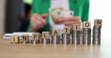 Ahşap küplere enflasyon yazıları, yakın plan, yüzeysel odaklanma. Küresel ekonomik kriz kavramı