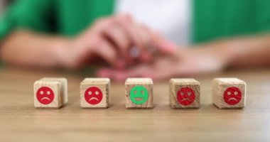 Emoji tahta küpler üzerinde, yakın çekim, yavaş çekim. Kritik tutum, olumsuz düşünce, sığ odaklanma