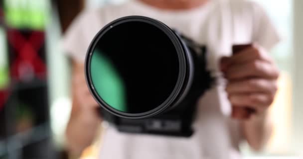 女人拿着闪亮的相机镜头 慢动作 摄影设备 摄影演播室 录像拍摄 — 图库视频影像