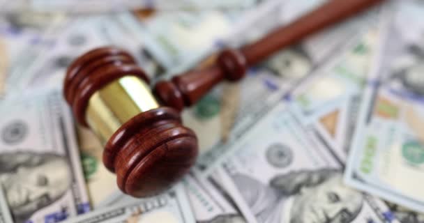Palu Hakim Terletak Pada Latar Belakang Uang Sebuah Closeup Konsep — Stok Video