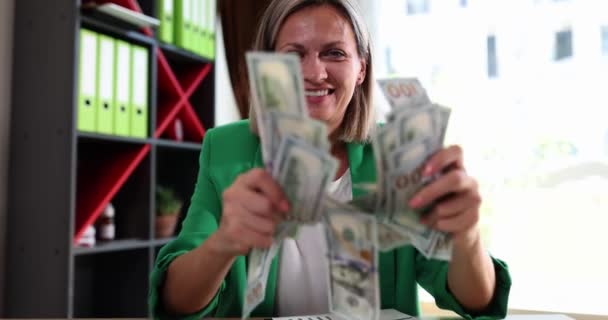 Счастливая Женщина Офисе Трясется Долларах Крупным Планом Много Денег Руках — стоковое видео