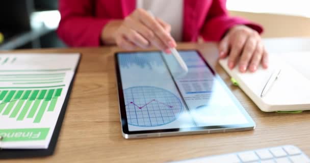 Kadın Tablet Ekranında Kalem Stili Yapıyor Yakın Plan Finansal Analiz — Stok video