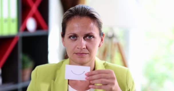 Μια Θλιμμένη Γυναίκα Βάζει Ένα Φύλλο Χαρτί Στα Χείλη Της — Αρχείο Βίντεο