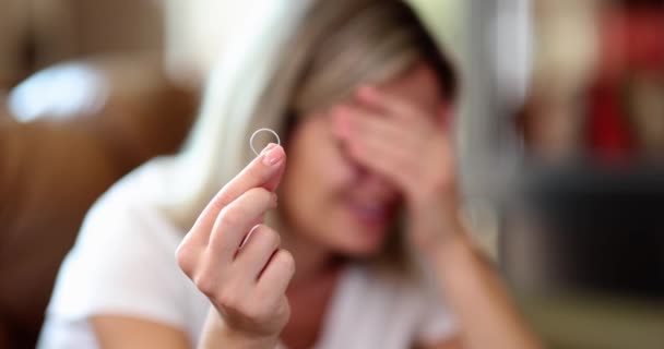 Płacząca Kobieta Trzyma Obrączkę Zbliżenie Płytkie Skupienie Koncepcja Rozpadu Rodziny — Wideo stockowe