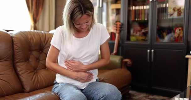 Kobieta Siedząca Kanapie Masuje Brzuch Zbliżenie Spowolnienie Pojęcie Bólu Brzucha — Wideo stockowe