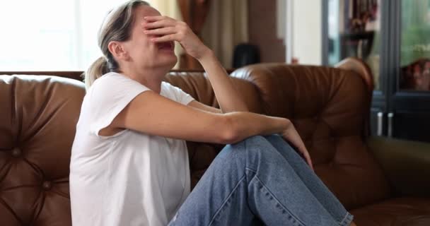 Kobieta Siedząca Kanapie Gorzko Płacze Zbliżenie Spowolnienie Koncepcja Cierpienia Emocjonalnego — Wideo stockowe