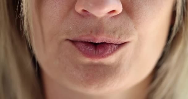 Uma Mulher Põe Dedo Nos Lábios Rosto Perto Conceito Comunicação — Vídeo de Stock