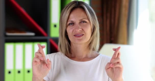 Μια Χαμογελαστή Γυναίκα Στο Γραφείο Σταυρώνει Δάχτυλά Του Ένα Κοντινό — Αρχείο Βίντεο