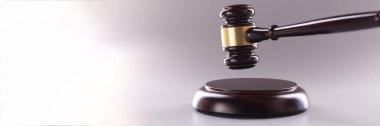 Gri arkaplandaki ses panosundaki ahşap hakimlerin yakın plan görüntüleri. Yasal hizmet için avukat aracı. Mahkeme, hukuk, karar, yasallık ve adalet kavramı