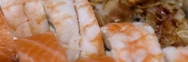 Vista Superior Conjunto Rolos Sushi Com Salmão Camarões Comida Tradicional — Fotografia de Stock