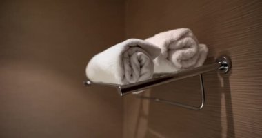 Çift için beyaz temiz havlular otel banyosunda kullanılmaya hazır. Spa servisi ve havlular duşta