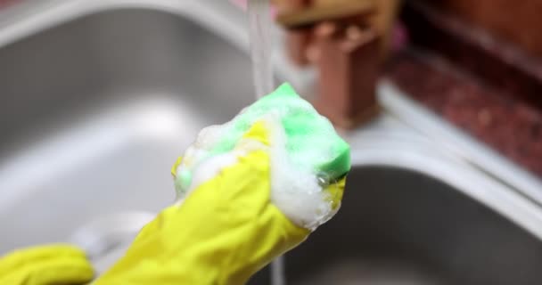 Mão Aperta Pano Com Detergente Closeup Pano Com Espuma Lavar — Vídeo de Stock