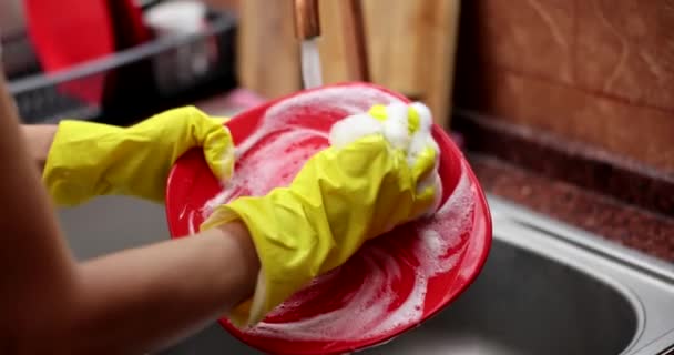 Пенопласт Перчатках Вымывает Красную Пластину Крупным Планом Жидкость Мытья Посуды — стоковое видео