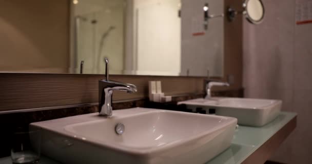 Moderní Koupelna Umyvadlo Zrcadlem Krásném Stylovém Interiéru Dvě Umyvadla Koupelna — Stock video