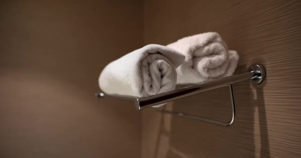 Λευκές Καθαρές Πετσέτες Για Ζευγάρι Είναι Έτοιμες Χρησιμοποιηθούν Στο Μπάνιο — Αρχείο Βίντεο