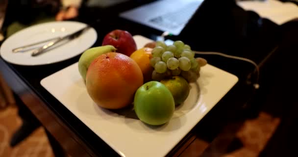 Gyönyörű Gyümölcstányér Közelkép Asztalon Különböző Gyümölcsfajták Csemegekukoricán Narancs Alma Szőlő — Stock videók