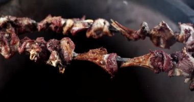 Izgara et pirzolası domuz eti ya da kuzu barbeküsü. Izgarada et pişiriyorum.