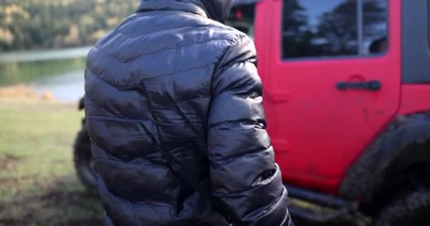 Trial Road Bestuurder Opent Autodeur Bergen Offroad Avontuurlijke Jagers — Stockvideo