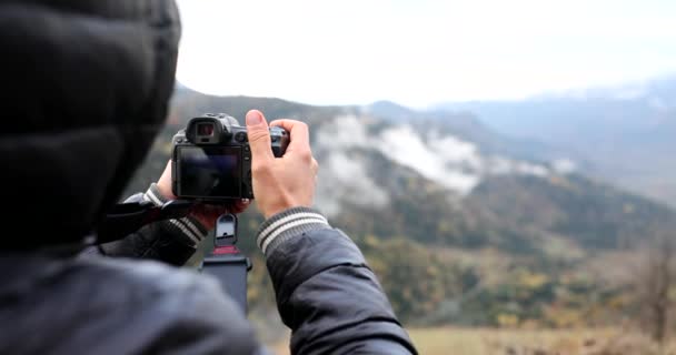 Fotograf Podróżny Robi Zdjęcia Teleobiektywem Górach Piękny Krajobraz Gór Gruzji — Wideo stockowe