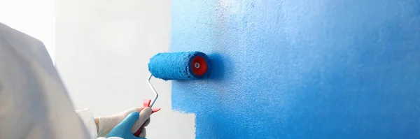 Mavi Boyalı Duvarla Kaplı Fırça Aletli Ressamın Yakın Çekimi Yenileme — Stok fotoğraf