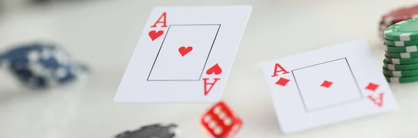 Nahaufnahme Von Spielkarten Für Pokerspiele Glücksspiele Und Casino Berufsspieler Werfen — Stockfoto