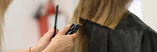Gros Plan Sur Processus Coupe Cheveux Salon Beauté Utilisant Une — Photo
