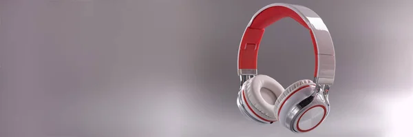 Κοντινό Πλάνο Σύγχρονων Ακουστικών Κόκκινο Και Λευκό Χρώμα Γκρι Φόντο — Φωτογραφία Αρχείου