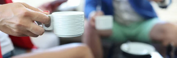 Close Van Vrouwelijke Hand Met Witte Kop Koffie Thee Koffiepauze — Stockfoto