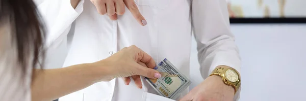 Primer Plano Mano Femenina Poniendo Dinero Bolsillo Del Doctor Paciente — Foto de Stock