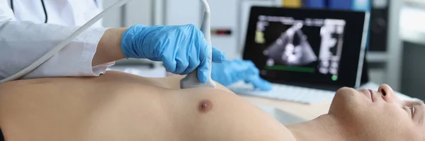 Detailní Záběr Lékaře Provádějícího Ultrazvuk Hrudního Koše Kardiologa Vyšetřujícího Srdce — Stock fotografie
