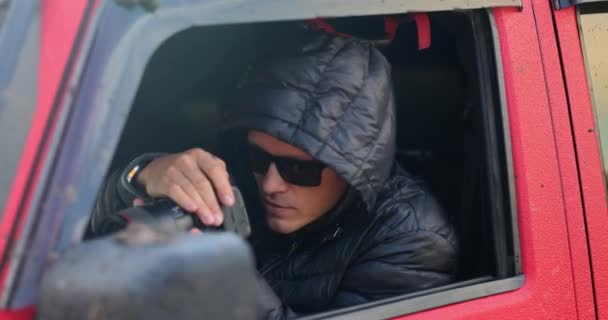 Gözlüklü Özel Dedektif Araba Vitrininden Fotoğraf Çekiyor Ağır Çekimde Nsanların — Stok video