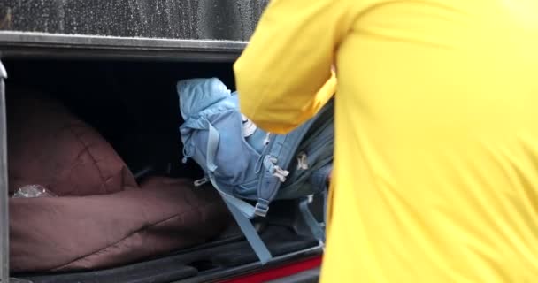 Mann Legt Dinge Ins Auto Und Schließt Kofferraum Nahaufnahme Film — Stockvideo