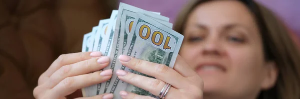 幸福微笑的女人在家里数钱的特写镜头 快乐的女性手里拿着现金 金融和增加收入概念 — 图库照片